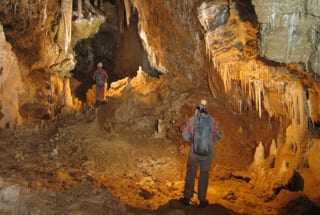 Höhlentour in einer riesigen Höhle
