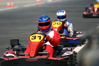 Fahren auf der Kartbahn